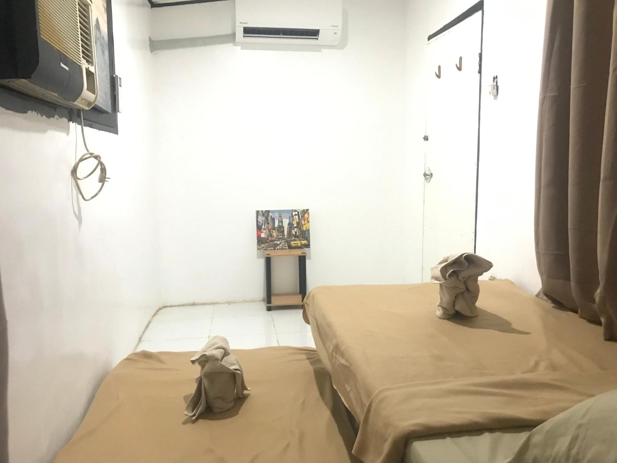 Central Hub Homestay Puerto Princesa Bagian luar foto